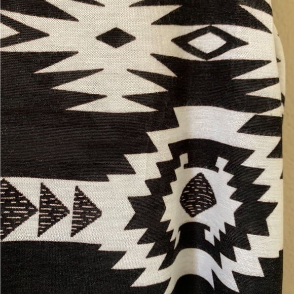 FOREVER21 Aztec Print Black White Tank Top NWOT SIZE L - Picture 5 of 9
